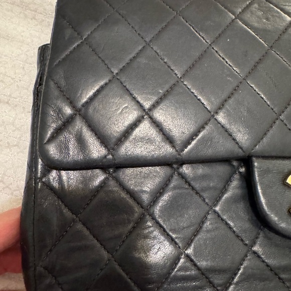 Vintage Chanel classic Black Quilted Shoulder Bag with Gold - Picture 3 of 15